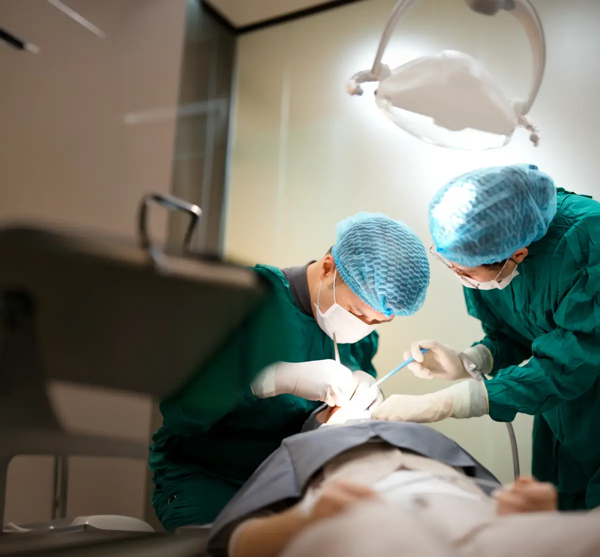BS. Chris phẫu thuật cấy implant tại Nha khoa Greenfield