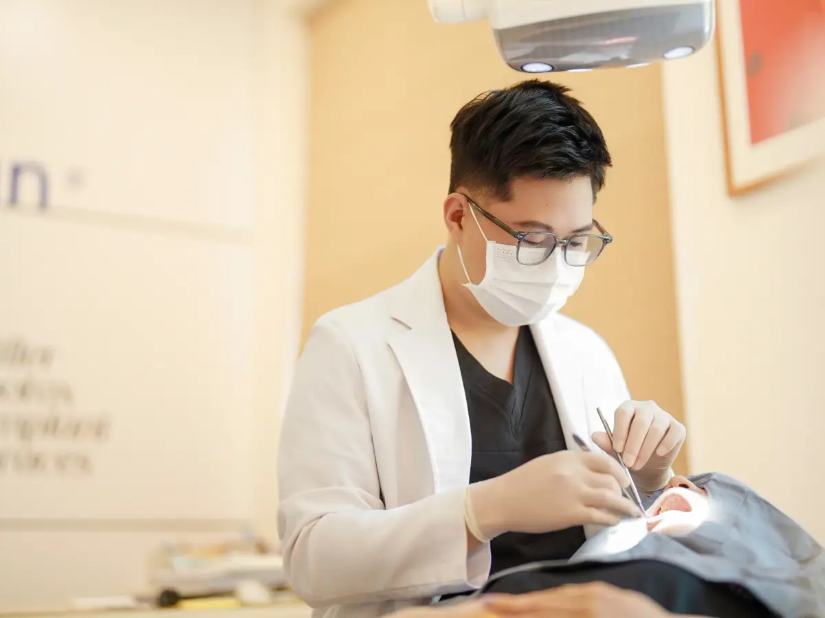 BS. Henry điều trị cho khách tại Nha khoa Greenfield
