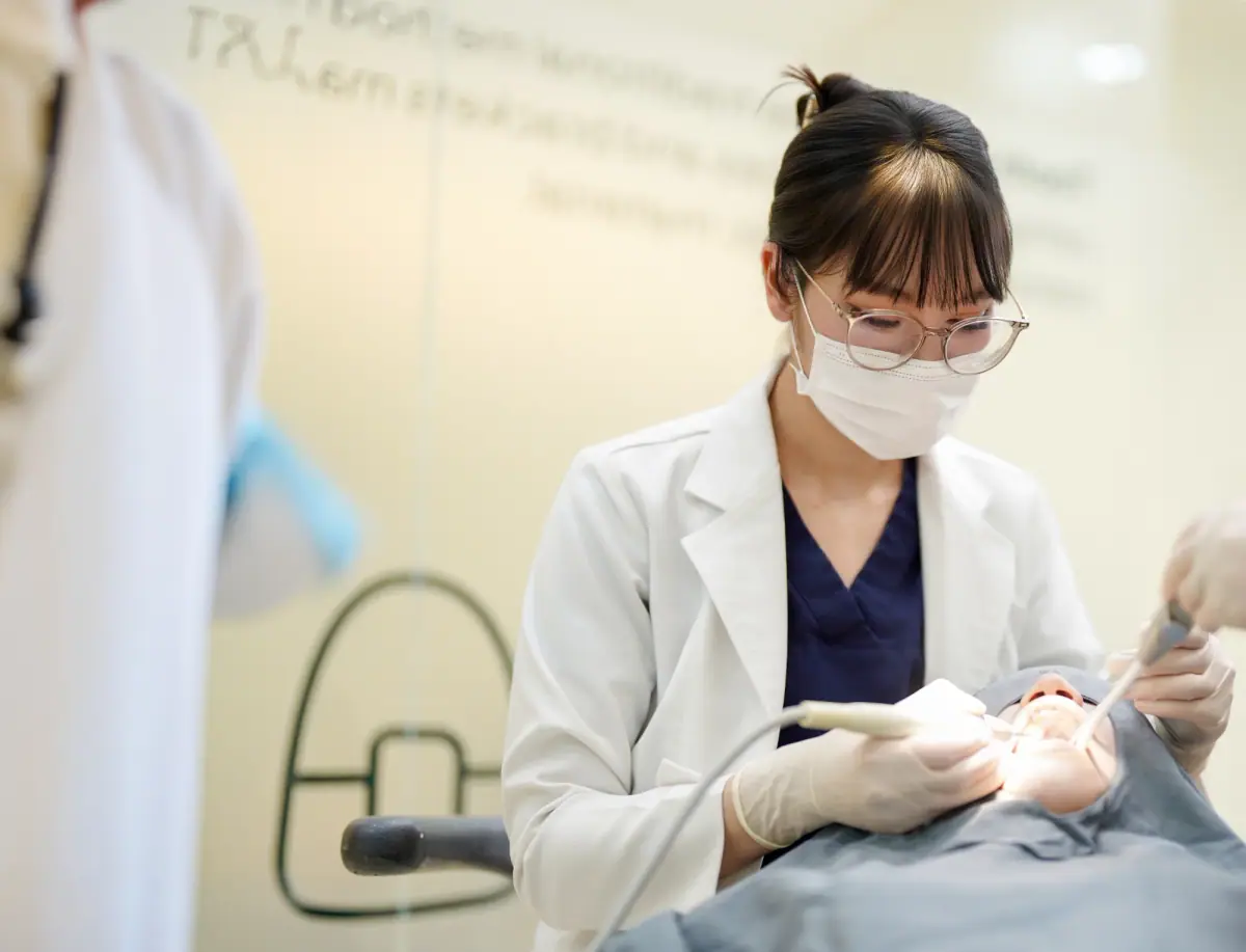 BS. Hailey điều trị cho khách tại Nha khoa Greenfield
