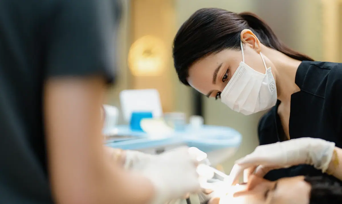 BS. Kate điều trị cho khách tại Nha khoa Greenfield